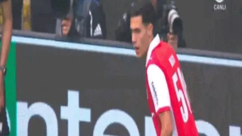 张雨霏：奥运金牌征程受阻，赛季首秀脊柱侧弯挑战，成绩未达目标